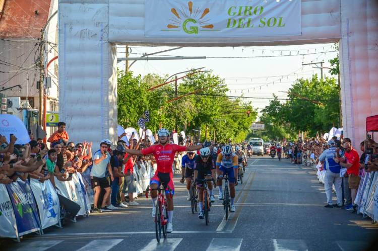 Ángel Oropel celebró en Chimbas y saltó a la punta junto a Leandro Velárdez
