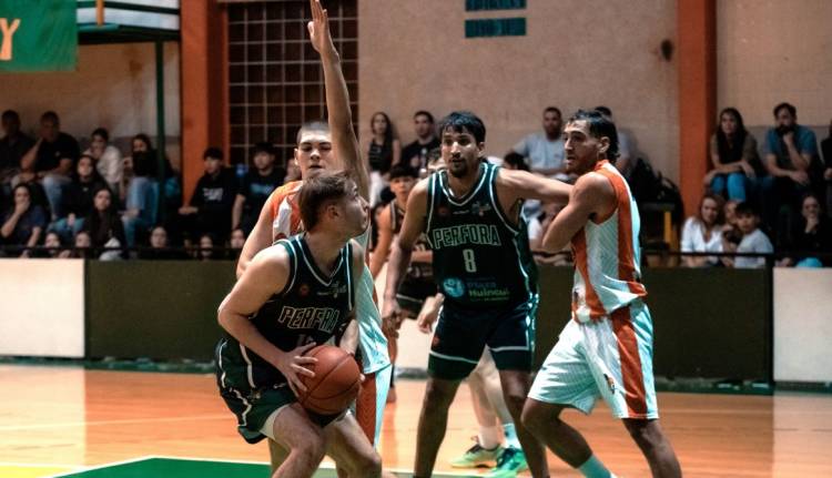 Pérfora dominó el clásico y aplastó a Petrolero en Plaza Huincul.