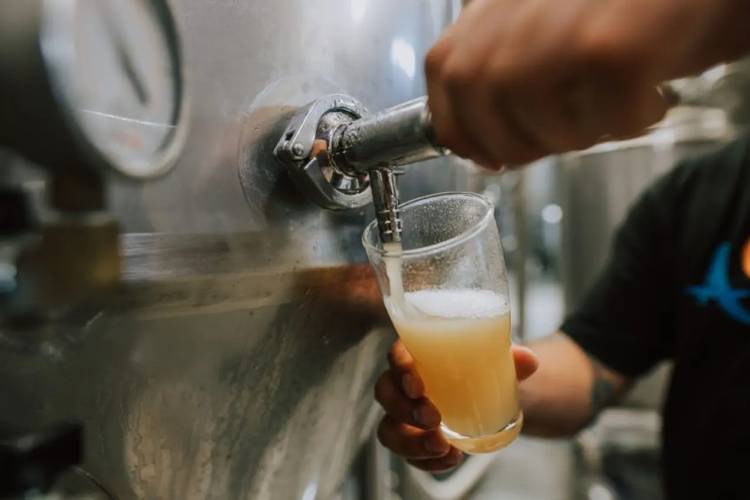 Famosa cadena de cerveza empieza a cerrar sucursales emblemáticas y se agrava la crisis del sector