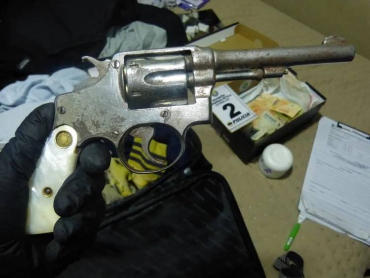 Secuestraron armas, droga y un vehículo en una causa por lesiones con arma de fuego